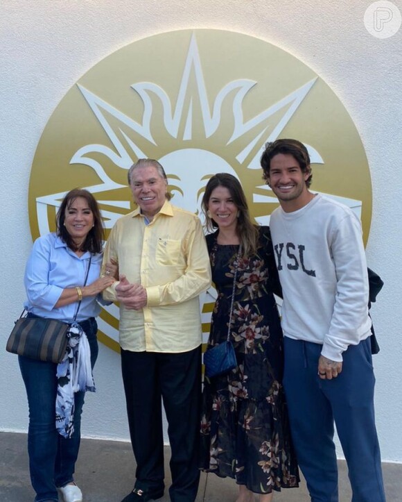 Rebeca Abravanel e Alexandre Pato aos lado dos pais da apresentadora, Silvio Santos e Iris Abravanel