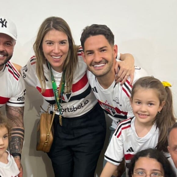 Rebeca Abravanel acabou deixando a barriga de grávida aparente