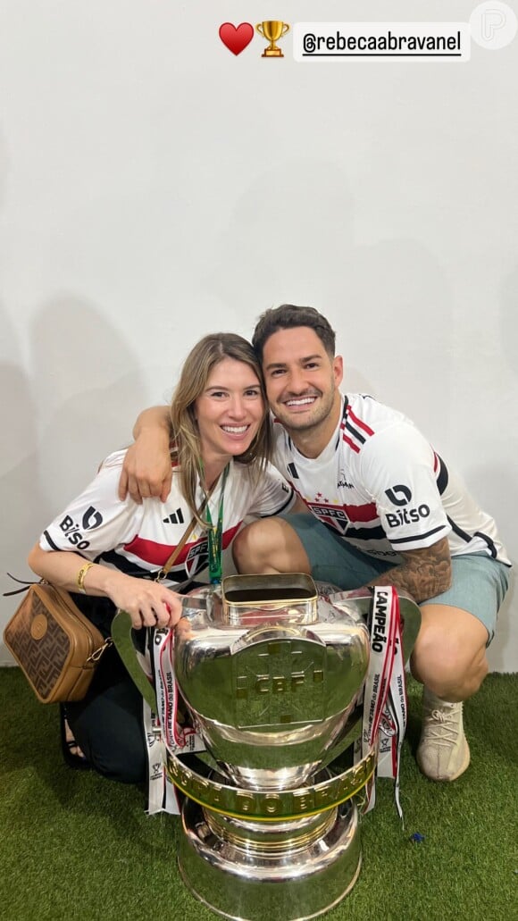 Rebeca Abravanel e Alexandre Pato posaram com o troféu do São Paulo