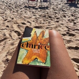 Filha de Marcos Palmeira e Amora Mautner, Júlia sempre posta fotos lendo livros no seu Instagram