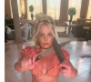 Britney Spears publicou um vídeo onde dança com duas facas na mão