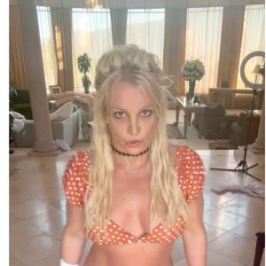 Britney Spears preocupou fãs após aparecer com um hematoma na perna e com o braço enfaixado um dia após vídeo com facas