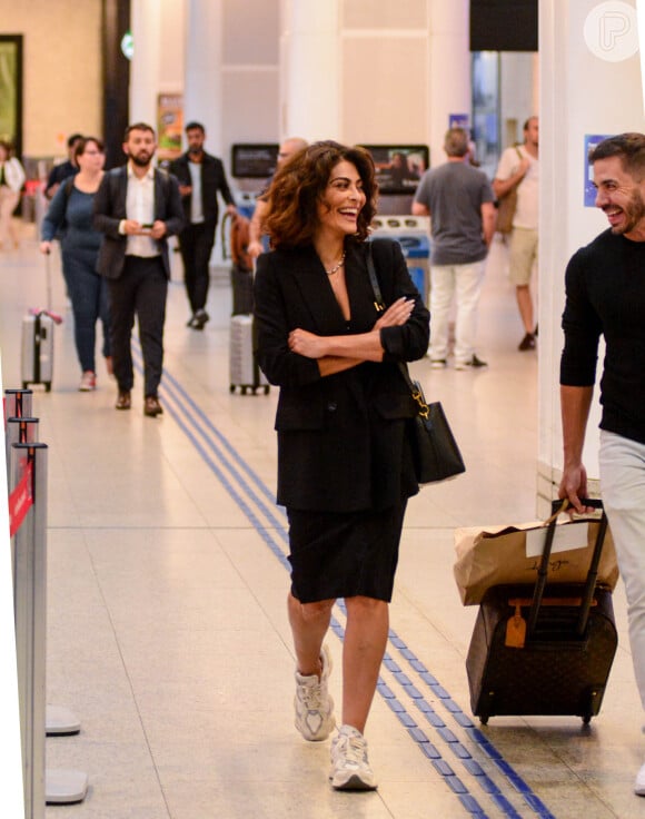 Juliana Paes conversa com fãs e esbanja simpatia ao usar aerolook ousado e estiloso ao desembarcar no Aeroporto Santos Dumont