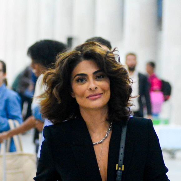 Juliana Paes é flagrada no Aeroporto Santos Dumont esbanjando beleza, estilo e carisma ao falar com fãs