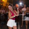 Viviane Araújo toca tamborim durante ensaio do Salgueiro