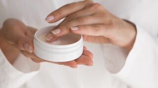 Cuidado com os pés: Esses hidratantes com uréia são ideais para a região!
