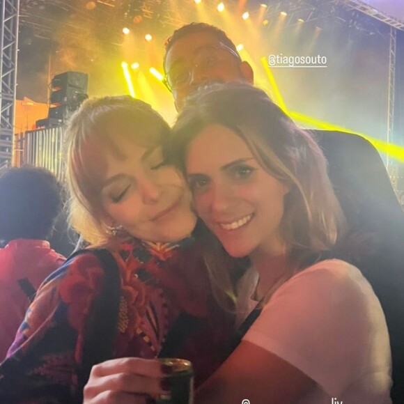 Titi Müller e Lívia Lobato assumiram romance durante um show