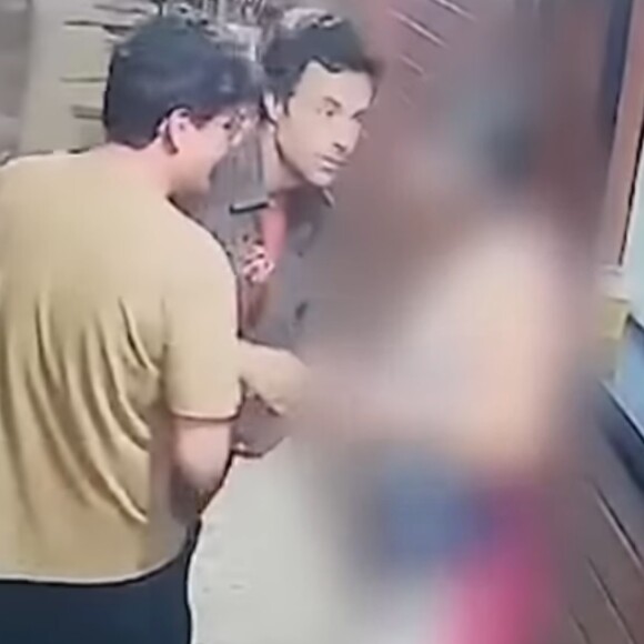 Kayky Brito conversa com uma mulher em quiosque da Barra da Tijuca já após consumir bebida alcóolica