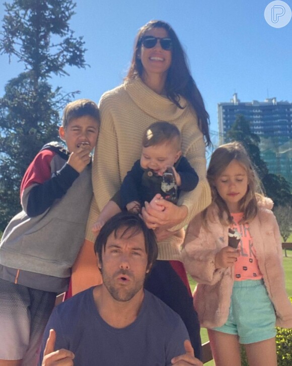 Namorada de Kayky Brito em foto com os três filhos, sendo o mais novo também filho do ator