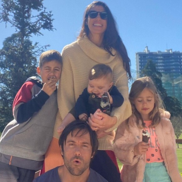 Namorada de Kayky Brito em foto com os três filhos, sendo o mais novo também filho do ator
