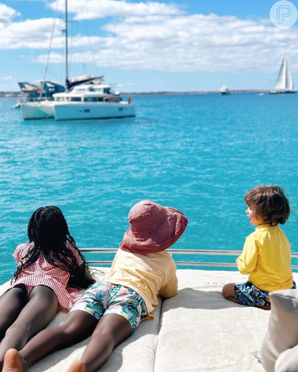 Giovanna Ewbank e Bruno Gagliasso viajaram para Ibiza na companhia dos três filhos