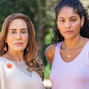 Em Terra e Paixão, Aline (Barbara Reis) e Irene (Gloria Pires) vão se enfrentar devido às terras após passagem de tempo