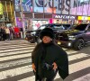 Jojo Todynho posa com bolsa da Prada avaliada em R$ 8 mil em evento da Jean Paul Gaultier