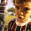 O pequeno Bento já demonstra paixão por futebol e defende a camisa do tricolor carioca, Fluminense