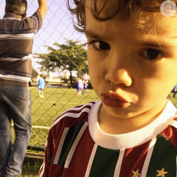 O pequeno Bento já demonstra paixão por futebol e defende a camisa do tricolor carioca, Fluminense