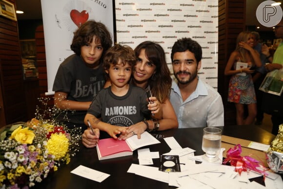 Família reunida no lançamento do livro de crônicas 'Trinta e Oito e Meio', escrito por Maria Ribeiro