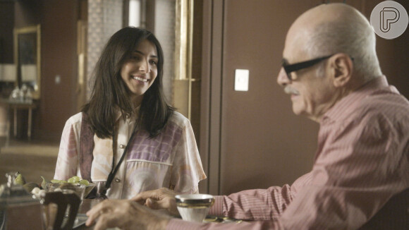 Em Elas por Elas, Sérgio (Marcos Caruso) convida Ísis (Rayssa Bratillieri) para um lanche e ela aceita, relutante.