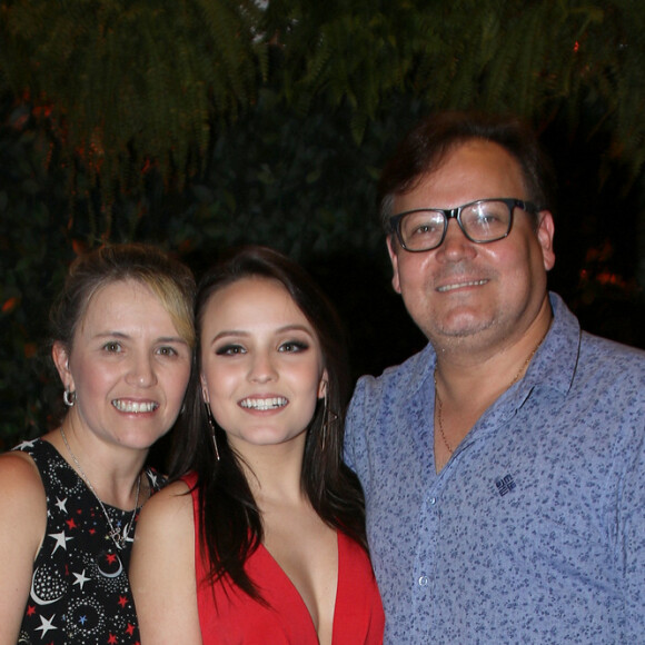 Larissa Manoela cortou relações com os pais após problemas financeiros