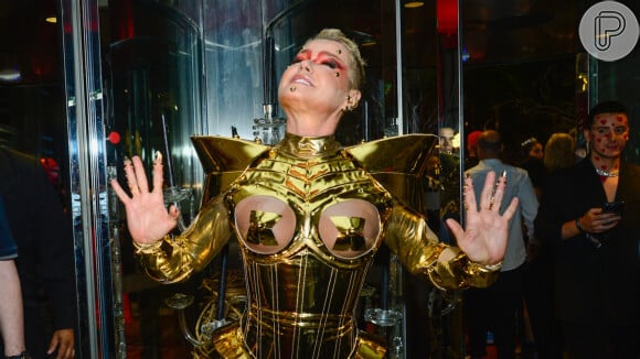 Xuxa Meneghel ousou e deixou bumbum de fora em fantasia futurista para baile de Dia das Bruxas em 11 de outubro de 2023