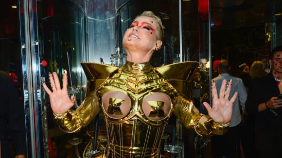 Bumbum de fora e mais: Xuxa arrasa em fantasia ousada e futurista para baile de Dia das Bruxas. Fotos!