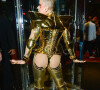 Xuxa Meneghel deixou bumbum de fora em fantasia futurista para baile de Dia das Bruxas em hotel de São Paulo