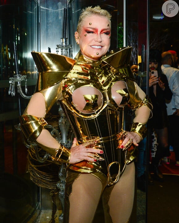 Xuxa Meneghel escolheu look futurista para baile de Dia das Bruxas