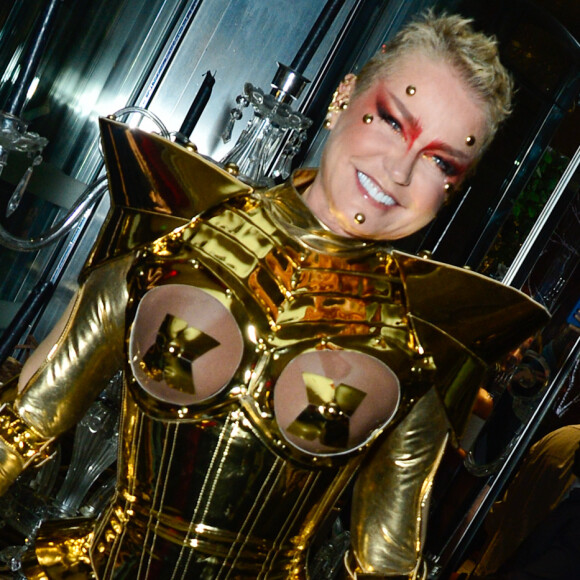 Xuxa Meneghel exibe sua fantasia para baile de Dia das Bruxas