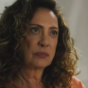 Em 'Terra e Paixão', Agatha (Eliane Giardini) confessa que tem um plano armado com Hélio (Eliane Giardini), seu terceiro filho