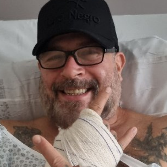Mingau já interage com a família, mas permanece na UTI. Confira o novo boletim do músico, baleado na cabeça