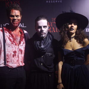 Festa de Halloween da The Haunted Haus contou com a presença de Ângelo Wolf, Daniel de Oliveira e Sophie Charlotte vestida com look de bruxa fashion e gótica