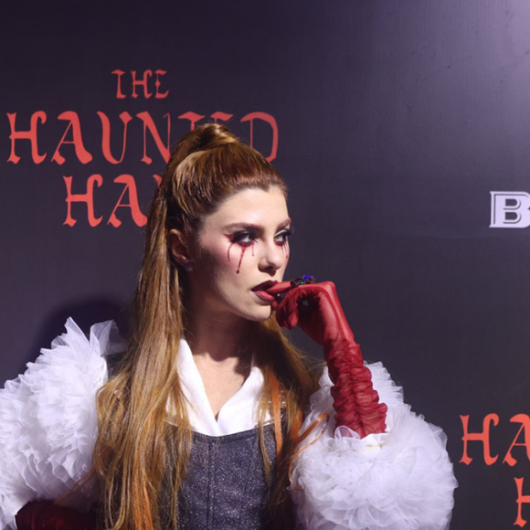 Look de Julianne Trevisol na Festa de Halloween da 'The Haunted Haus' apostou na paleta de cores: branco, preto e vermelho