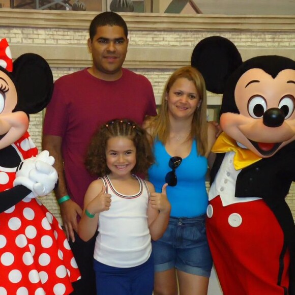 Maisa Silva e os pais em uma foto antiga