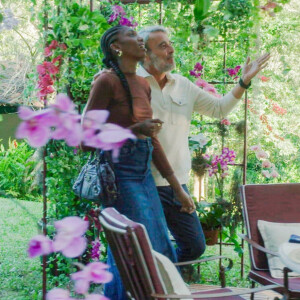 Pedro (Alexandre Borges) leva Taís (Késia) para almoçar no orquidário e mostra suas orquídeas favoritas em Elas por Elas