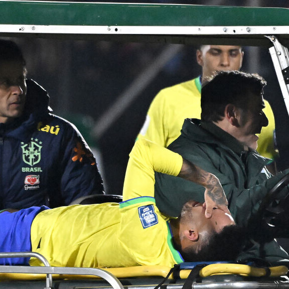 Neymar lesionou o joelho durante jogo do Brasil