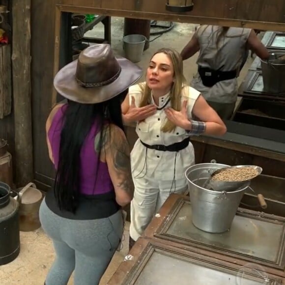 'A Fazenda 2023': Rachel Sheherazade voltou a se irritar com Jenny Miranda durante o trato com as ovelhas