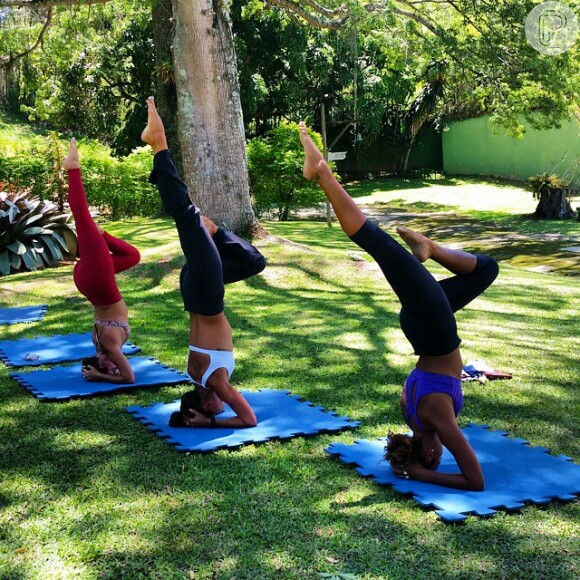 Sheron Menezzes faz yoga com as amigas em spa