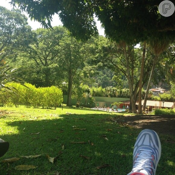 Xuxa publica foto relaxando em campo do Spa