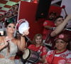 Viviane Araujo usa vestido curto prateado vazado e decotado em evento da Salgueiro