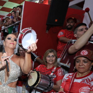 Viviane Araujo usa vestido curto prateado vazado e decotado em evento da Salgueiro