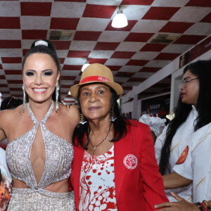 Viviane Araujo ousa com look estonteante e chama amigos para camarote de evento na Salgueiro