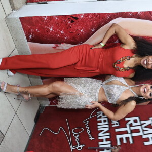 Viviane Araujo e atriz Adriana Lessa posam juntas em evento da escola de samba Salgueiro
