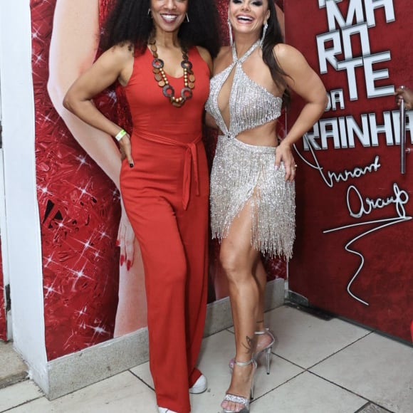 Viviane Araujo e atriz Adriana Lessa posam juntas em evento da escola de samba Salgueiro