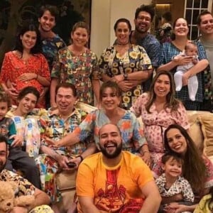 Silvio Santos está longe do SBT e curtindo a família só de netos o apresentador tem 15