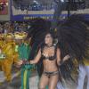 Mariana Rios usou uma fantasia toda preta para desfilar à frente da bateria da Mocidade, no Carnaval de 2014