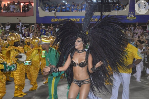 Mariana Rios usou uma fantasia toda preta para desfilar à frente da bateria da Mocidade, no Carnaval de 2014
