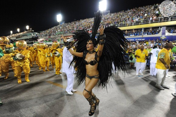 A atriz Mariana Rios conquistou a simpatia dos torcedores da Mocidade e levantou a Sapucaí no Carnaval de 2014