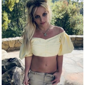 Britney Spears também aproveitou passagem pelo Brasil para nadar pelada no mar