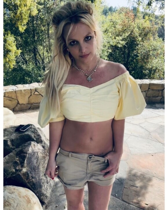 Britney Spears também aproveitou passagem pelo Brasil para nadar pelada no mar