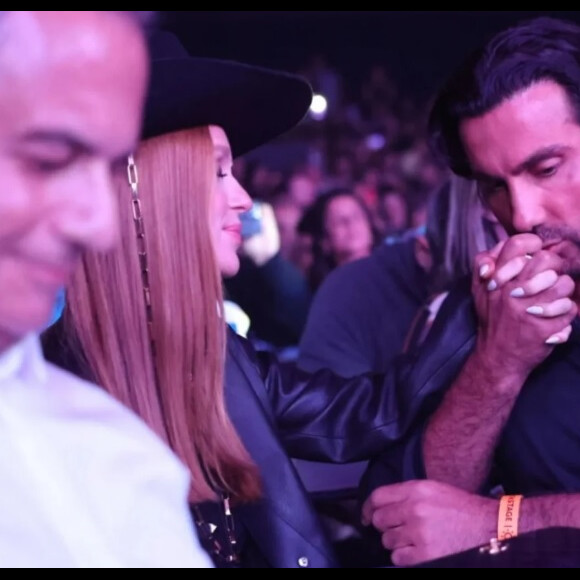 Marina Ruy Barbosa ganhou carinho do noivo, Abdul Fares, ao assistirem show de Zezé Di Camargo e Luciano