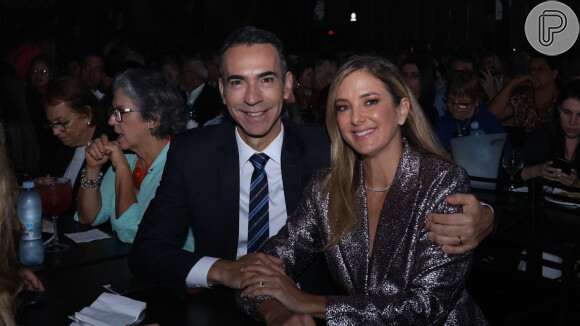 Ticiane Pinheiro foi com o marido, Cesar Tralli, e os pais, Helô Pinheiro e Fernando, ao show de Roberto Carlos em casa de espetáculos de São Paulo em 26 de outubro de 2023
